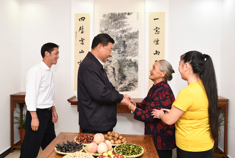 　　9月16日至18日，中共中央總書記、國(guó)家主席、中央軍委主席習(xí)近平在河南考察。這是16日下午，習(xí)近平在信陽(yáng)市新縣田鋪鄉(xiāng)田鋪大塆“老家寒舍”民宿店，同店主一家親切交談。 新華社記者 謝環(huán)馳 攝
