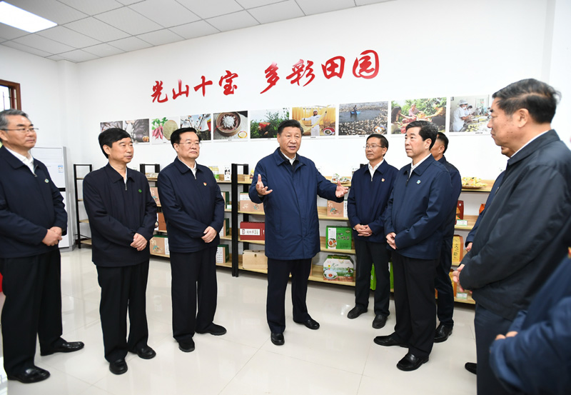9月16日至18日，中共中央總書記、國(guó)家主席、中央軍委主席習(xí)近平在河南考察。這是17日上午，習(xí)近平在信陽(yáng)市光山縣文殊鄉(xiāng)東岳村文化接待中心，了解光山縣脫貧工作和中辦在光山縣扶貧工作情況。新華社記者 謝環(huán)馳 攝