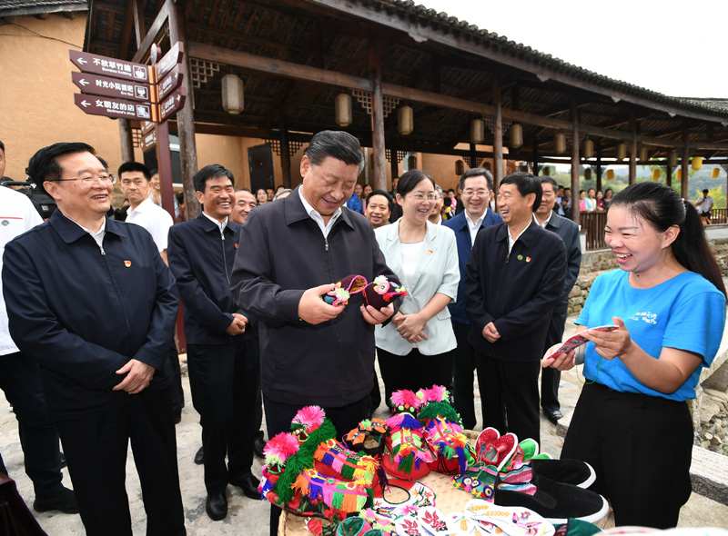　　9月16日至18日，中共中央總書記、國(guó)家主席、中央軍委主席習(xí)近平在河南考察。這是16日下午，習(xí)近平在信陽(yáng)市新縣田鋪鄉(xiāng)田鋪大塆考察調(diào)研。 新華社記者 謝環(huán)馳 攝