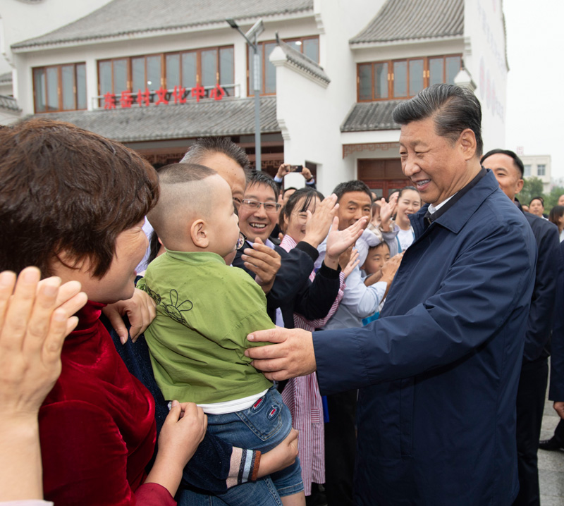 9月16日至18日，中共中央總書記、國(guó)家主席、中央軍委主席習(xí)近平在河南考察。這是17日上午，習(xí)近平在信陽(yáng)市光山縣文殊鄉(xiāng)東岳村同鄉(xiāng)親們親切交流，祝愿鄉(xiāng)親們生活芝麻開花節(jié)節(jié)高。新華社記者 謝環(huán)馳 攝