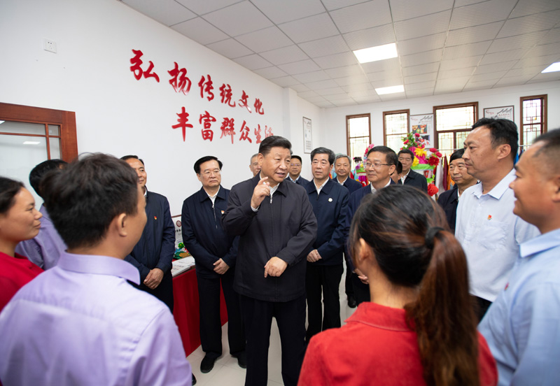 9月16日至18日，中共中央總書記、國(guó)家主席、中央軍委主席習(xí)近平在河南考察。這是17日上午，習(xí)近平在信陽(yáng)市光山縣文殊鄉(xiāng)東岳村文化接待中心，同當(dāng)?shù)孛撠氈赂粠ь^人親切交流，勉勵(lì)他們帶動(dòng)更多鄉(xiāng)親們致富。新華社記者 謝環(huán)馳 攝