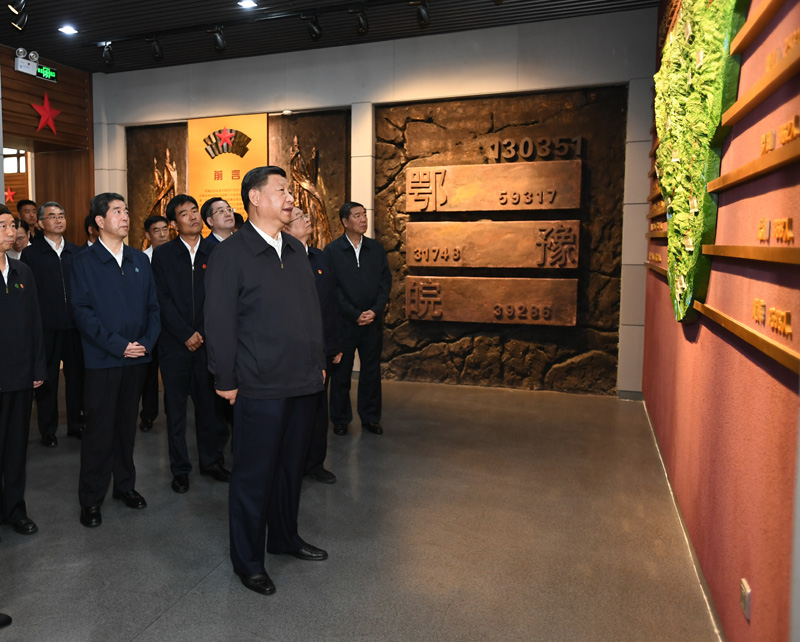 9月16日至18日，中共中央總書記、國(guó)家主席、中央軍委主席習(xí)近平在河南考察。這是16日下午，習(xí)近平來到位于信陽(yáng)市新縣的鄂豫皖蘇區(qū)首府烈士陵園，瞻仰革命烈士紀(jì)念堂。 新華社記者 謝環(huán)馳 攝