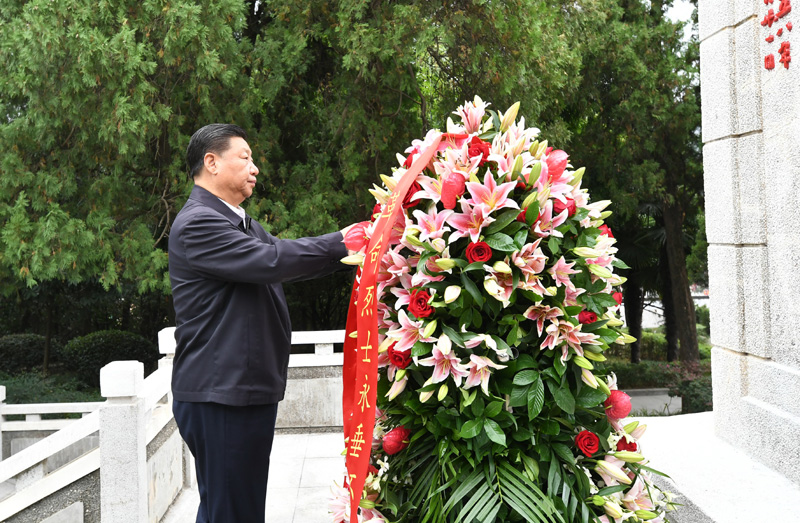 　　9月16日至18日，中共中央總書記、國(guó)家主席、中央軍委主席習(xí)近平在河南考察。這是16日下午，習(xí)近平來到位于信陽(yáng)市新縣的鄂豫皖蘇區(qū)首府烈士陵園，瞻仰革命烈士紀(jì)念碑，向革命先烈敬獻(xiàn)花籃。 新華社記者 謝環(huán)馳 攝