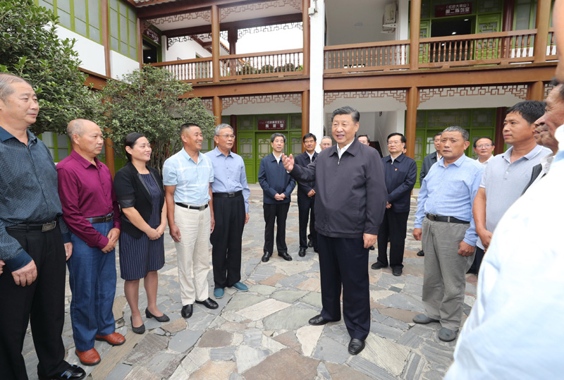 　　9月16日至18日，中共中央總書記、國(guó)家主席、中央軍委主席習(xí)近平在河南考察。這是16日下午，習(xí)近平在位于信陽(yáng)市新縣的鄂豫皖蘇區(qū)首府革命博物館，同當(dāng)?shù)丶t軍后代、革命烈士家屬代表親切交談。 新華社記者 鞠鵬 攝