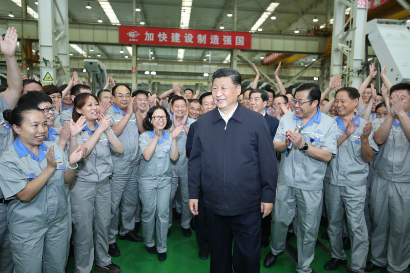 9月16日至18日，中共中央總書記、國(guó)家主席、中央軍委主席習(xí)近平在河南考察。這是17日下午，習(xí)近平在鄭州煤礦機(jī)械集團(tuán)股份有限公司總裝車間同工人們親切交流，鼓勵(lì)他們加強(qiáng)自主創(chuàng)新，爭(zhēng)創(chuàng)發(fā)展戰(zhàn)略優(yōu)勢(shì)。新華社記者 鞠鵬 攝