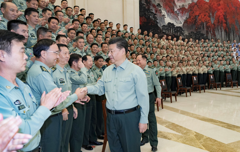 9月16日至18日，中共中央總書記、國(guó)家主席、中央軍委主席習(xí)近平在河南考察。這是18日上午，習(xí)近平在鄭州親切接見駐河南部隊(duì)副師職以上領(lǐng)導(dǎo)干部和團(tuán)級(jí)單位主官，代表黨中央和中央軍委向駐河南部隊(duì)全體官兵致以誠(chéng)摯問候。新華社記者 李剛 攝