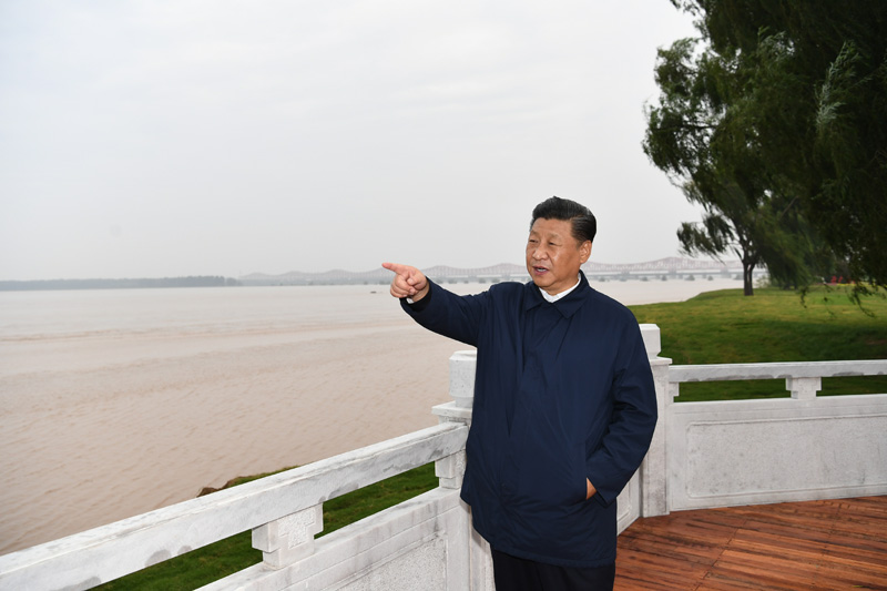 9月16日至18日，中共中央總書記、國(guó)家主席、中央軍委主席習(xí)近平在河南考察。這是17日下午，習(xí)近平在鄭州黃河國(guó)家地質(zhì)公園，眺望黃河鄭州段。新華社記者 謝環(huán)馳 攝