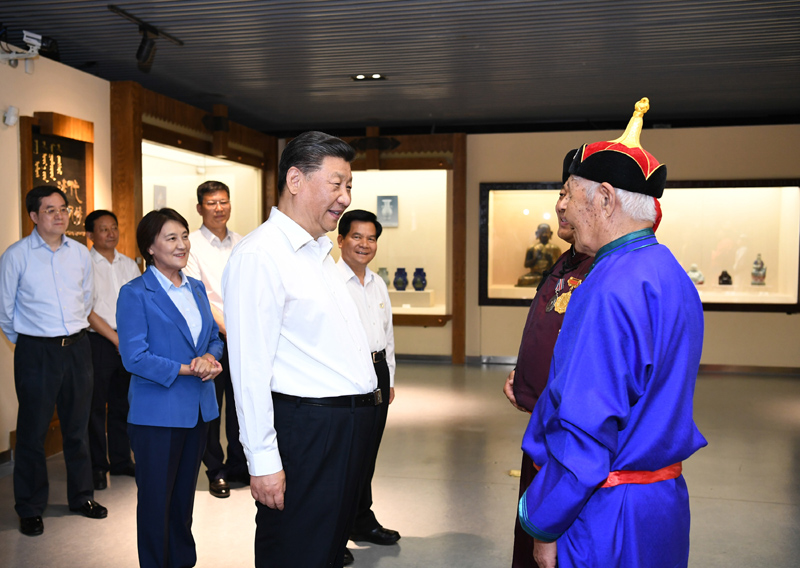 7月15日至16日，中共中央總書記、國家主席、中央軍委主席習近平在內(nèi)蒙古考察并指導開展“不忘初心、牢記使命”主題教育。這是15日上午，習近平在赤峰博物館同古典民族史詩《格薩（斯）爾》非物質(zhì)文化遺產(chǎn)傳承人親切交談。