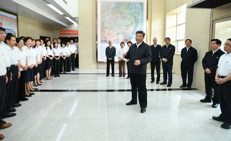 7月15日至16日，中共中央總書記、國家主席、中央軍委主席習近平在內(nèi)蒙古考察并指導開展“不忘初心、牢記使命”主題教育。這是16日上午，習近平到內(nèi)蒙古自治區(qū)自然資源廳，實地調(diào)研指導開展“不忘初心、牢記使命”主題教育。
