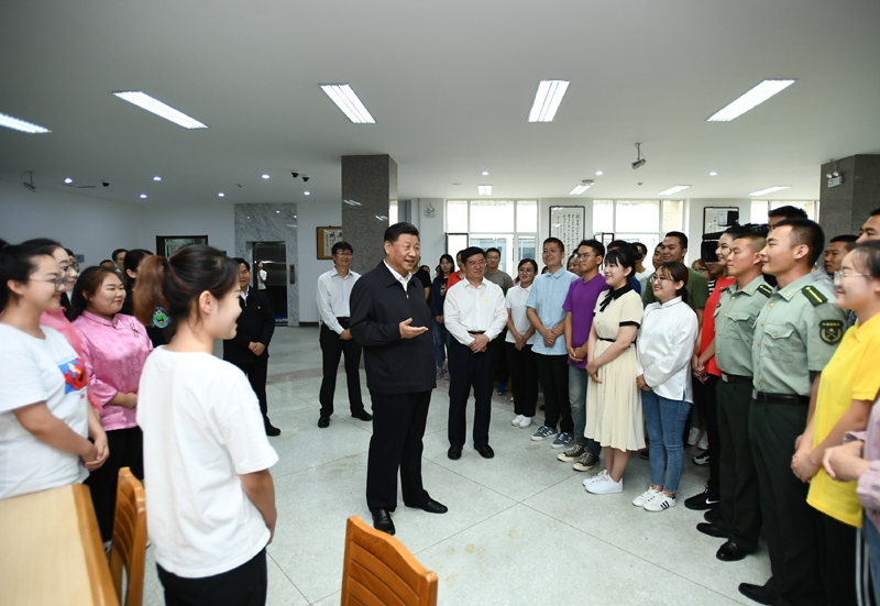 7月15日至16日，中共中央總書記、國家主席、中央軍委主席習近平在內(nèi)蒙古考察并指導開展“不忘初心、牢記使命”主題教育。這是16日上午，習近平在內(nèi)蒙古大學圖書館同學生們親切交談，勉勵他們志存高遠、腳踏實地、發(fā)奮圖強。