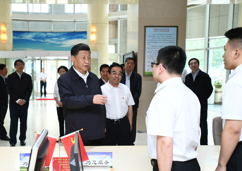 7月15日至16日，中共中央總書記、國家主席、中央軍委主席習近平在內(nèi)蒙古考察并指導開展“不忘初心、牢記使命”主題教育。這是16日上午，習近平在內(nèi)蒙古自治區(qū)自然資源廳自然資源政務大廳同工作人員交談，了解開展主題教育和落實便捷高效政務服務等情況。