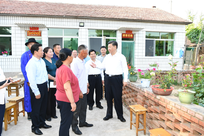 7月15日至16日，中共中央總書記、國家主席、中央軍委主席習近平在內(nèi)蒙古考察并指導開展“不忘初心、牢記使命”主題教育。這是15日下午，習近平在赤峰市喀喇沁旗河南街道馬鞍山村村民張國利家，同基層干部群眾代表親切交流。