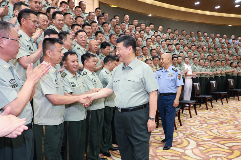 7月15日至16日，中共中央總書記、國家主席、中央軍委主席習近平在內(nèi)蒙古考察并指導開展“不忘初心、牢記使命”主題教育。這是16日上午，習近平在呼和浩特親切接見駐內(nèi)蒙古部隊副師職以上領(lǐng)導干部和團級單位主官，代表黨中央和中央軍委向駐內(nèi)蒙古部隊全體官兵致以誠摯問候。