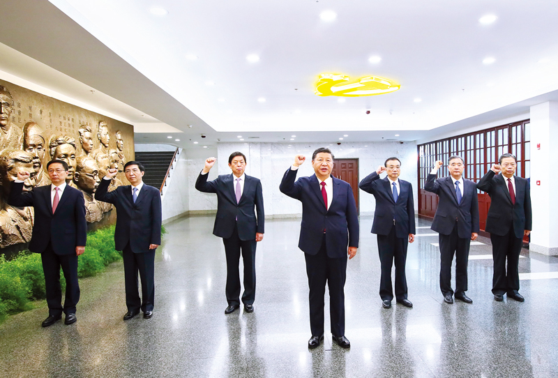 　2017年10月31日，中共中央總書記、國家主席、中央軍委主席習(xí)近平帶領(lǐng)中共中央政治局常委李克強、栗戰(zhàn)書、汪洋、王滬寧、趙樂際、韓正，瞻仰上海中共一大會址和浙江嘉興南湖紅船。這是31日上午，在上海中共一大會址紀(jì)念館，習(xí)近平帶領(lǐng)其他中共中央政治局常委同志一起重溫入黨誓詞。 新華社記者 蘭紅光/攝