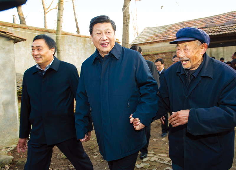 　2013年11月24日至28日，中共中央總書記、國家主席、中央軍委主席習(xí)近平在山東考察。 這是25日下午，習(xí)近平在地處沂蒙老區(qū)的臨沭縣曹莊鎮(zhèn)朱村親切地拉著83歲的“老支前”王克昌的手去他家看望。 新華社記者 謝環(huán)馳/攝