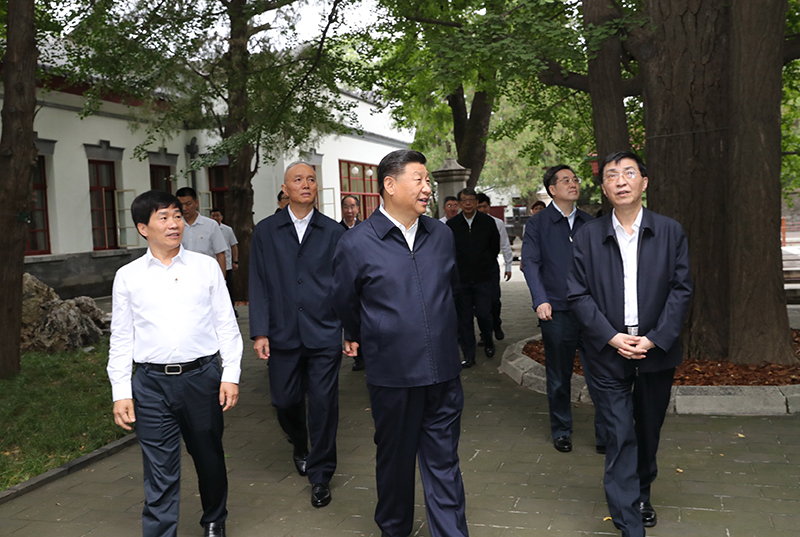 9月12日，中共中央總書(shū)記、國(guó)家主席、中央軍委主席習(xí)近平視察中共中央北京香山革命紀(jì)念地。這是習(xí)近平瞻仰雙清別墅。