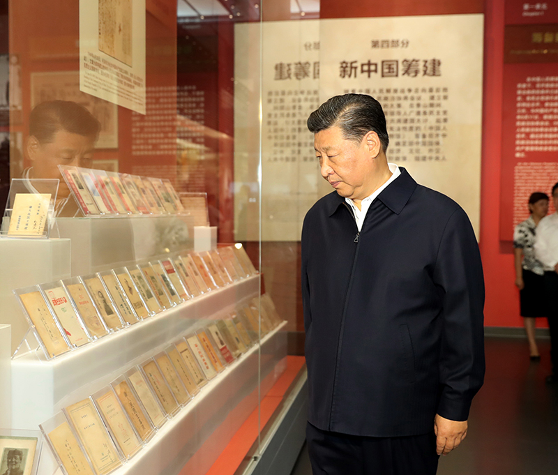 9月12日，中共中央總書(shū)記、國(guó)家主席、中央軍委主席習(xí)近平視察中共中央北京香山革命紀(jì)念地。這是習(xí)近平在香山革命紀(jì)念館參觀《為新中國(guó)奠基》主題展覽。