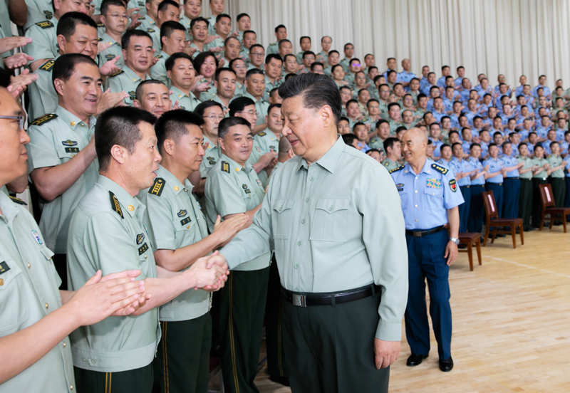 8月22日，中共中央總書記、國(guó)家主席、中央軍委主席習(xí)近平到空軍某基地視察。這是習(xí)近平親切接見駐甘肅部隊(duì)副師職以上領(lǐng)導(dǎo)干部和團(tuán)級(jí)單位主官。