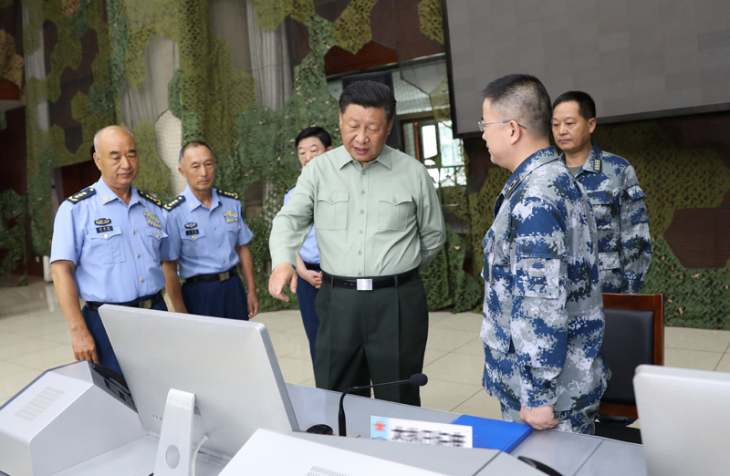 8月22日，中共中央總書記、國(guó)家主席、中央軍委主席習(xí)近平到空軍某基地視察。這是習(xí)近平察看基地作戰(zhàn)指揮中心，了解戰(zhàn)備值班和訓(xùn)練情況。