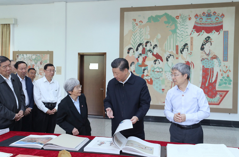 8月19日至22日，中共中央總書(shū)記、國(guó)家主席、中央軍委主席習(xí)近平在甘肅考察。這是19日下午，習(xí)近平在敦煌研究院察看珍藏文物和學(xué)術(shù)成果展示，了解文物保護(hù)和研究、弘揚(yáng)優(yōu)秀歷史文化情況。