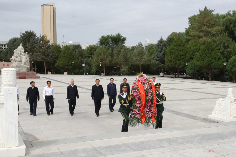 8月19日至22日，中共中央總書(shū)記、國(guó)家主席、中央軍委主席習(xí)近平在甘肅考察。這是20日上午，習(xí)近平來(lái)到張掖市高臺(tái)縣，瞻仰中國(guó)工農(nóng)紅軍西路軍紀(jì)念碑，向革命先烈敬獻(xiàn)花籃。