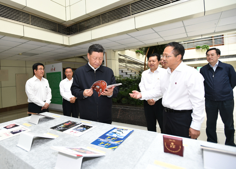 8月19日至22日，中共中央總書(shū)記、國(guó)家主席、中央軍委主席習(xí)近平在甘肅考察。這是21日下午，習(xí)近平在讀者出版集團(tuán)有限公司考察。