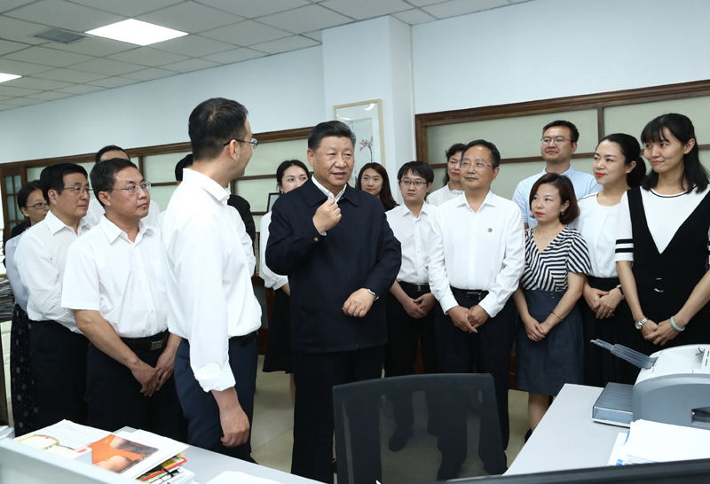 8月19日至22日，中共中央總書(shū)記、國(guó)家主席、中央軍委主席習(xí)近平在甘肅考察。這是21日下午，習(xí)近平在《讀者》編輯部同工作人員交流，勉勵(lì)他們?yōu)槿嗣裉峁└鄡?yōu)秀精神食糧。