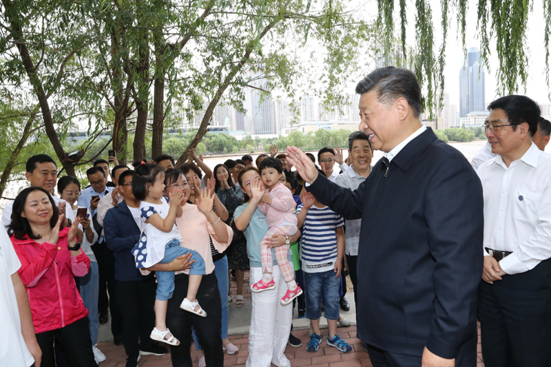 8月19日至22日，中共中央總書(shū)記、國(guó)家主席、中央軍委主席習(xí)近平在甘肅考察。這是21日下午，習(xí)近平在蘭州市黃河治理蘭鐵泵站項(xiàng)目點(diǎn)同正在休閑的群眾親切交談。