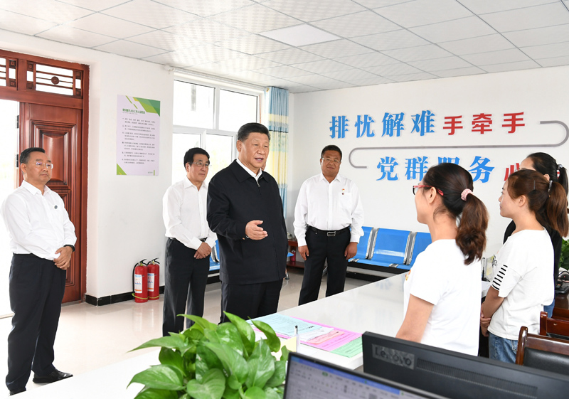 8月19日至22日，中共中央總書(shū)記、國(guó)家主席、中央軍委主席習(xí)近平在甘肅考察。這是21日上午，習(xí)近平在武威市古浪縣黃花灘生態(tài)移民區(qū)富民新村黨群服務(wù)中心考察。